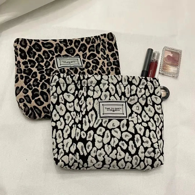 Cosmetic Bag Cute Black and White Elegant Jacquard Canvas Artistic Retro Elegant Flower Convenient Clutch